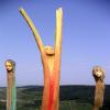 images/galerie/holz-skulpturen/Daphnes, Teilansicht, Keramik und Rebpfaehle .jpg